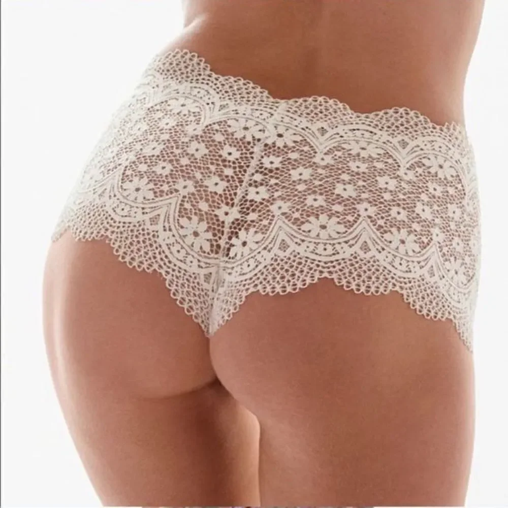 Victoria’s Secret body crochet lace Boyshort shortie panty white Large